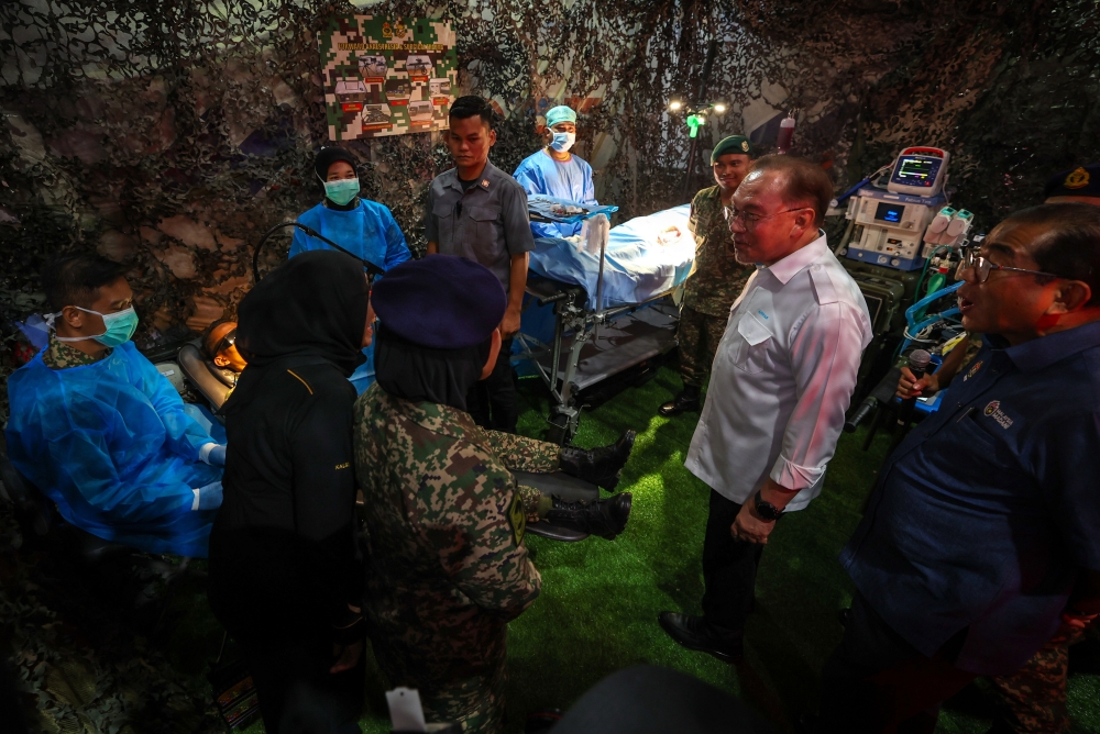 Prime Minister Datuk Seri Anwar Ibrahim (second right) visits the Malaysian Armed Forces health exhibition booth at the Madani Rakyat Programme in Politeknik Merlimau, Melaka on October 19, 2025. — Bernama pic