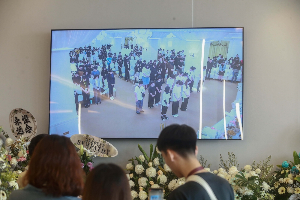After the eulogy, attendees performed the three bows rite — a customary and respectful gesture honouring to deceased. — Picture by Sayuti Zainudin