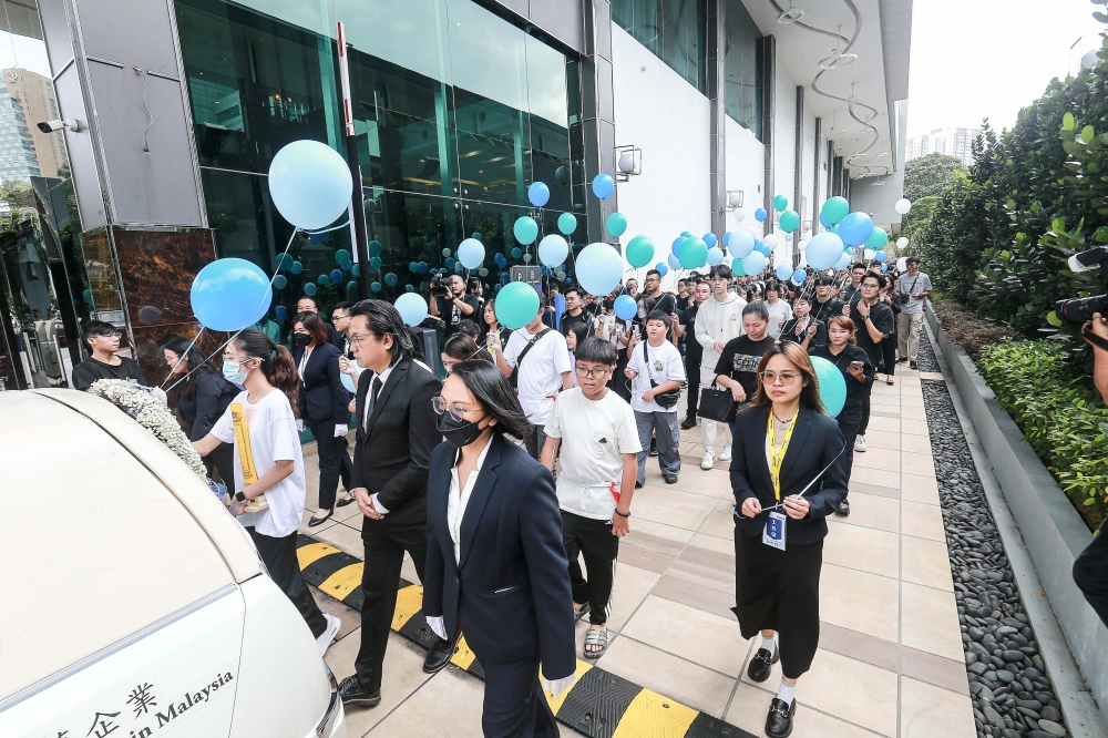 nearly a hundred people — including family members, friends, schoolmates, teachers and the public — gathered at the Nirvana Center Kuala Lumpur to pay their final respects. — Picture by Sayuti Zainudin