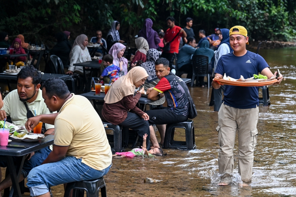 Warung Sungai Berakir offers a refreshing dining atmosphere. — Bernama pic