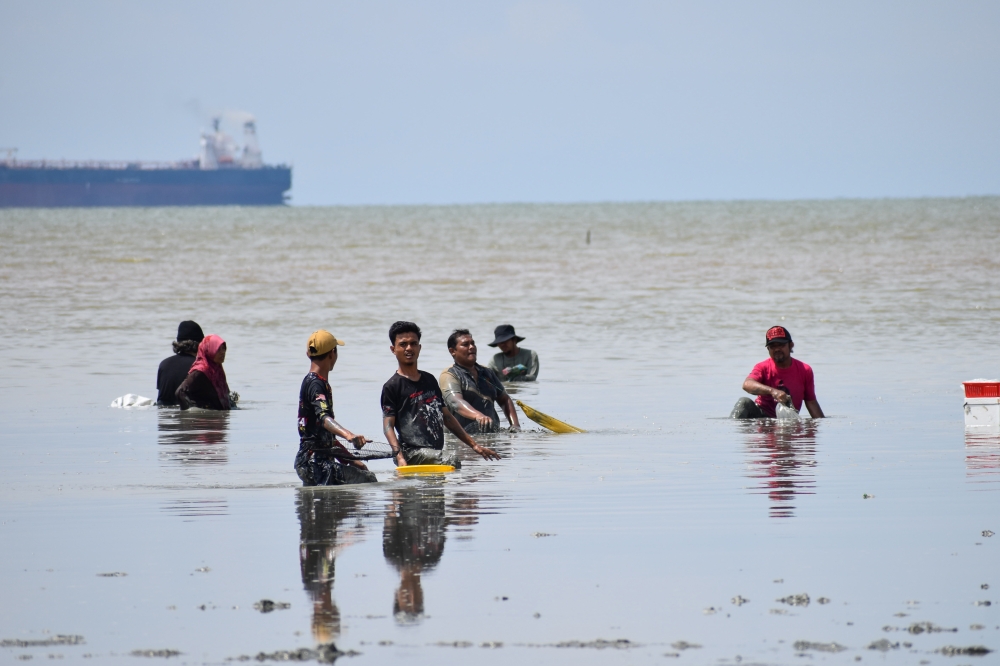 The ‘festival’ of sorts has drawn people from all walks of life and the excitement is palpable, as no one who ventures into the mud returns empty-handed. — Bernama pic