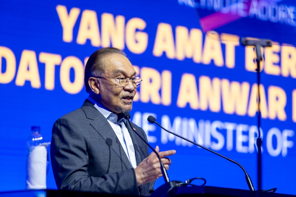 Prime Minister Datuk Seri Anwar Ibrahim today expressed confidence that next week’s Asean Summit with world leaders will yield positive outcomes. — Picture by Firdaus Latif
