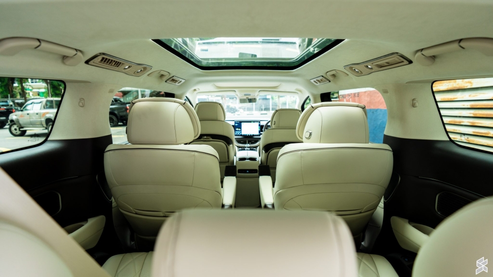 Inside, the Denza D9 pampers passengers with Nappa leather seats, ambient lighting and a built-in motorised fridge. — SoyaCincau pic