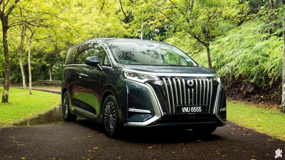 Denza D9’s bold grille and flowing LED daytime running lights give it a distinct, futuristic presence on the road. — SoyaCincau pic