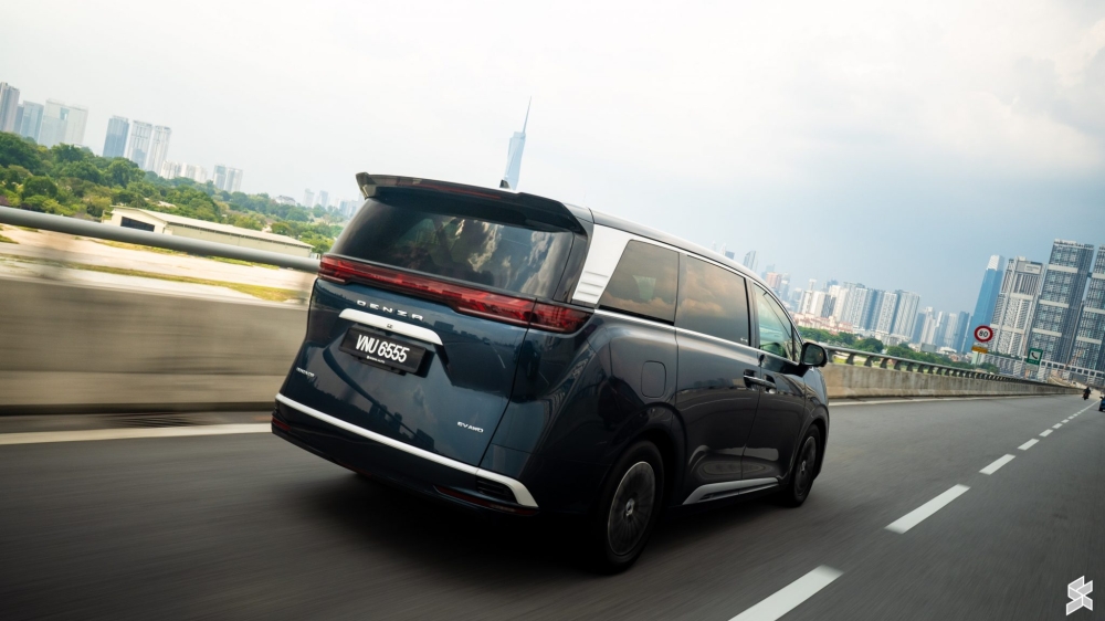The Denza D9’s sleek rear light bar and clean lines give it a premium finish that rivals the best from Japan’s luxury MPV segment. — SoyaCincau pic