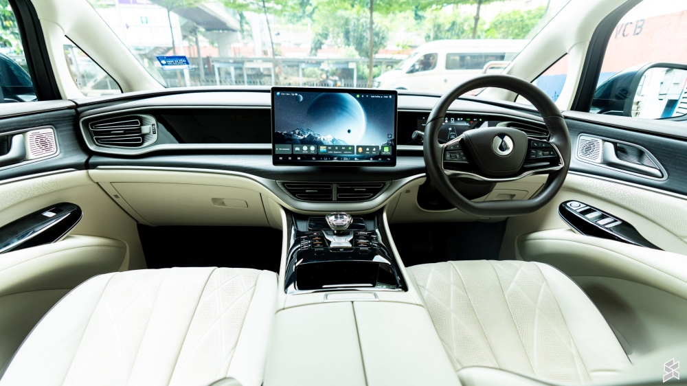 The driver’s cockpit combines a 10.25-inch digital cluster with a 15.6-inch infotainment display and intuitive physical controls. — SoyaCincau pic