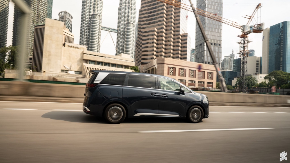 Longer and wider than a Toyota Alphard, the Denza D9’s proportions emphasise space, comfort and luxury travel. — SoyaCincau pic
