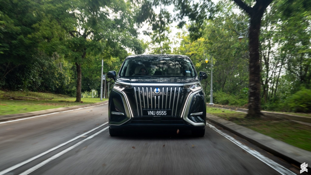 Its Transformer-like face blends elegance with a hint of aggression — a statement look among electric MPVs. — SoyaCincau pic
