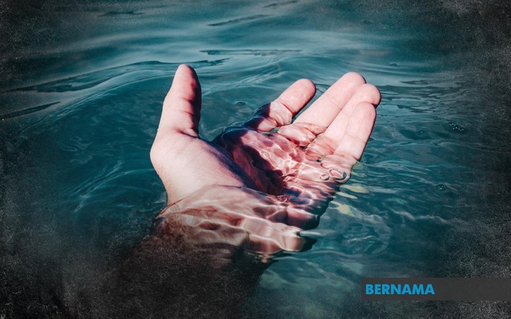 Melaka Tengah district police chief ACP Christopher Patit said the victim, who was dressed in trousers and a shirt, was found floating face down in the river at about 4.45pm on Monday. — Picture via X/Bernama