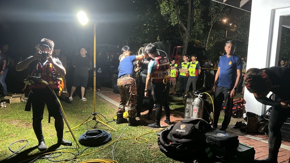 Divers from the Johor Fire and Rescue Department’s Water Rescue Team during the search and rescue operation for the two missing children at the Tasik Menawan lake in Taman Pelangi Indah, Johor Bahru early this morning. — Picture courtesy of the Johor Fire and Rescue Department 