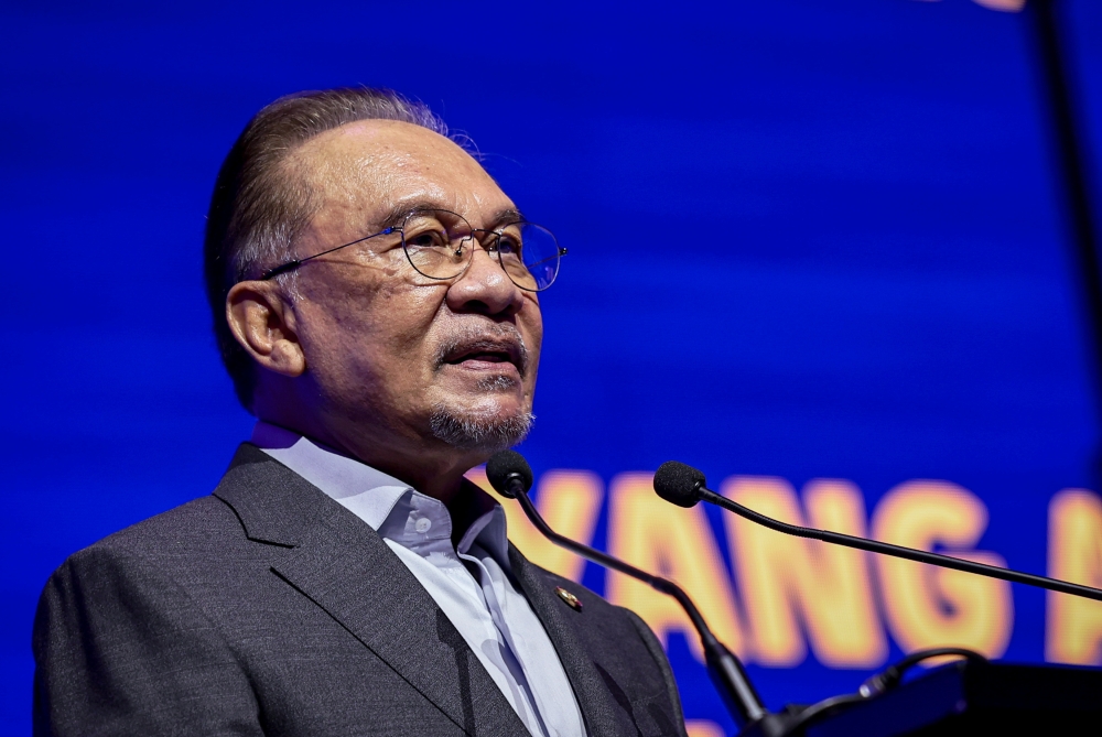Speaking during a briefing session in the Dewan Rakyat, Prime Minister Datuk Seri Anwar Ibrahim said his administration respects the judicial process. — Bernama file pic