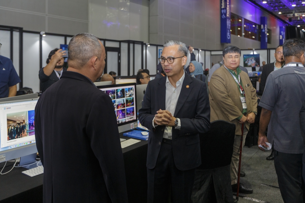 Communications Minister Datuk Fahmi Fadzil visits the International Media Centre (IMC) in conjunction with the 47th Asean Summit in Kuala Lumpur October 22, 2025. — Picture by Raymond Manuel