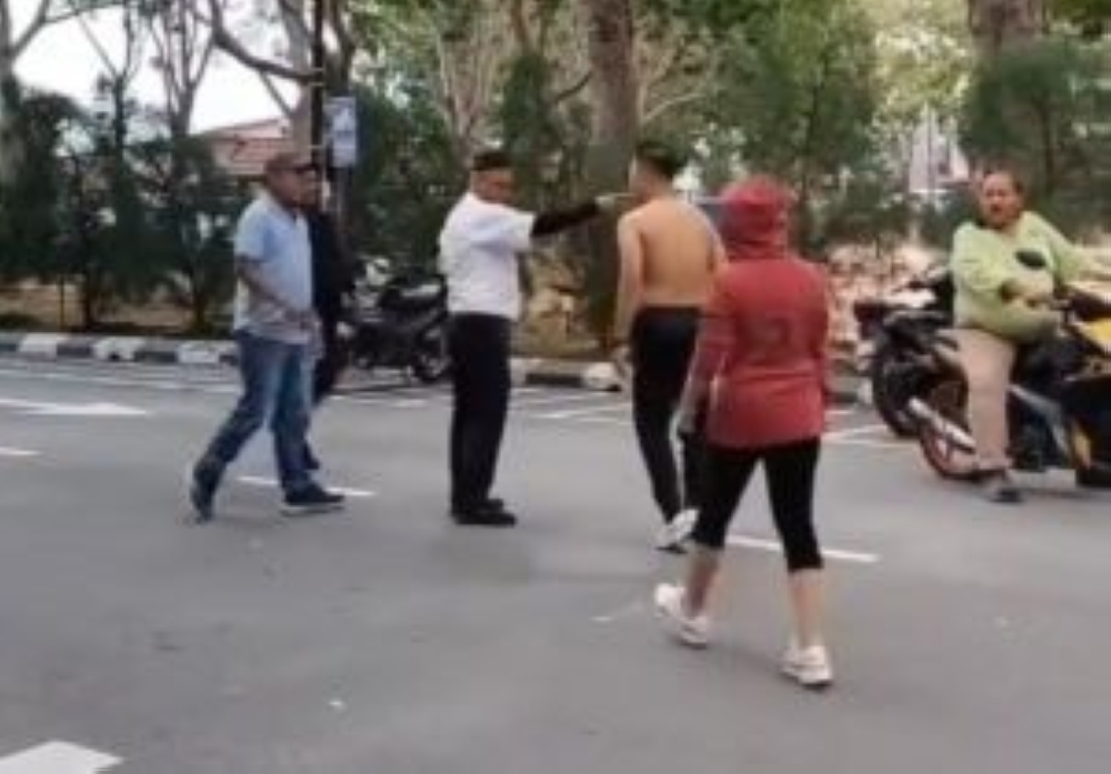 A scuffle between a man and a security guard at Masjid Selat Melaka reportedly broke out after the guard reprimanded the man’s wife for not wearing a headscarf. — Screengrab via Facebook/Kulim Media Tv