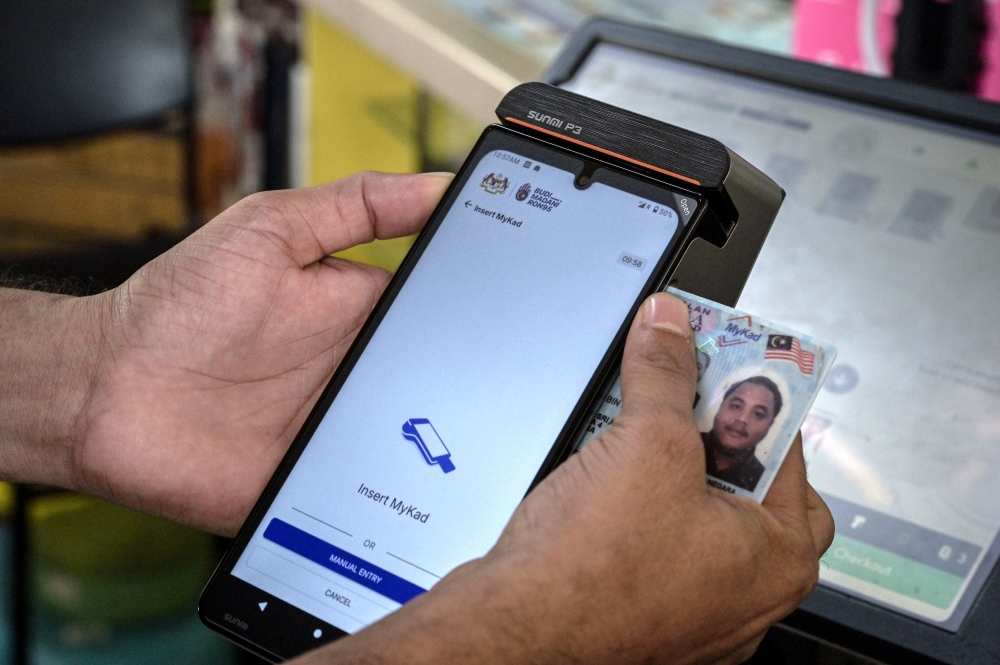 The Finance Ministry says savings from the Budi Diesel subsidy rationalisation have helped the government’s cash aid programmes, like STR and Sara. — Bernama pic