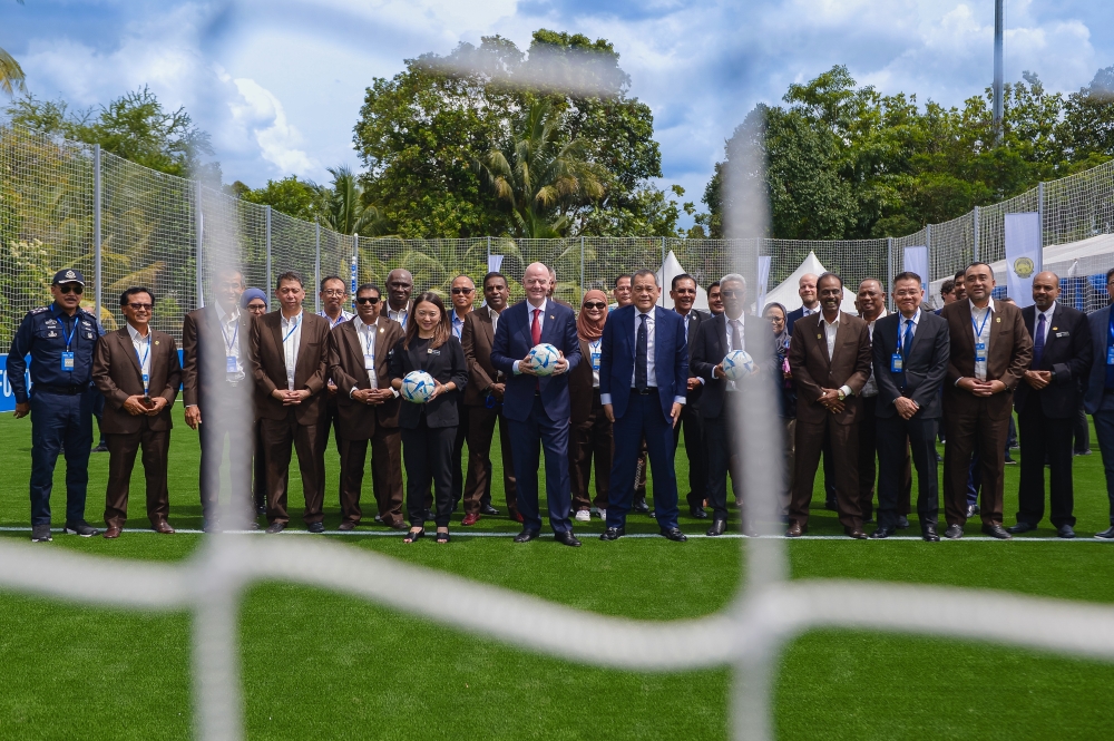 Fifa president Gianni Infantino poses for a photo with Youth and Sports Minister Hannah Yeoh and FAM honorary president Tan Sri Hamidin Mohd Amin after launching the Fifa Arena at Sekolah Kebangsaan Sri Kelana, Kuala Lumpurtodat. — Bernama pic