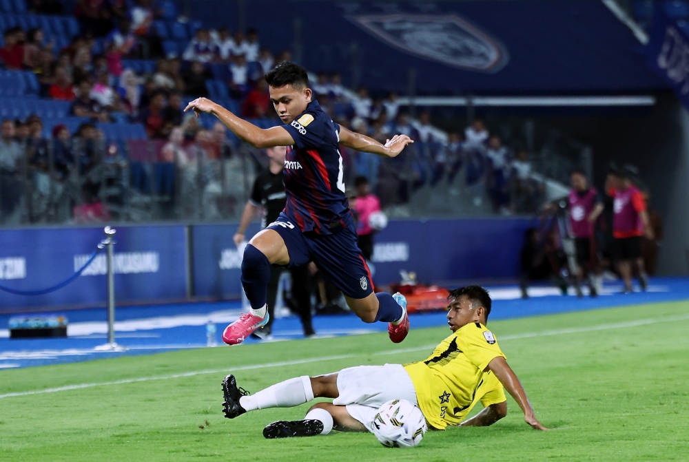 JDT player Arif Aiman Mohd Hanapi (left) is challenged by Brunei DPMM FC player Muhammad Ramadhan Sananta during their Super League match at Sultan Ibrahim Stadium in Iskandar Puteri, October 25, 2025. — Bernama pic 