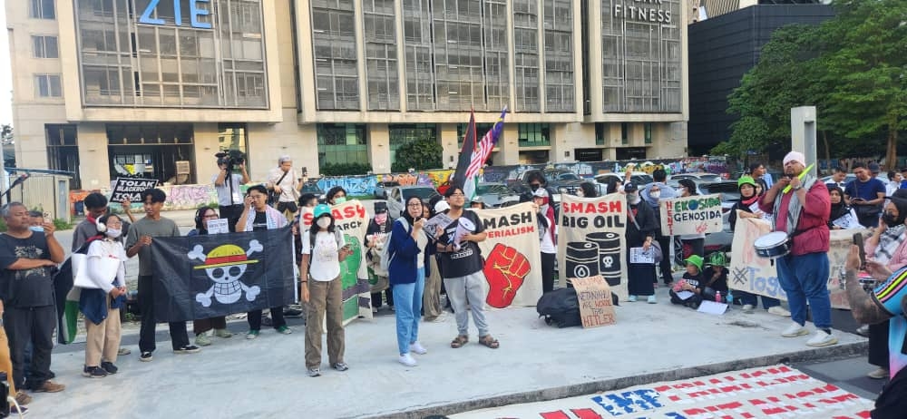 Heavy police presence as second anti-Trump protest unfolds near Ampang Park LRT