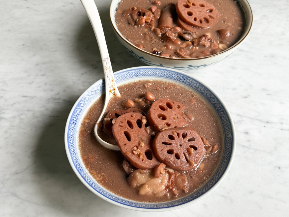 Lotus Root Peanut and Pig Tail’s Soup is the ideal takeaway for a family meal with its thick, nourishing soup laden with ingredients. — Picture by Lee Khang Yi