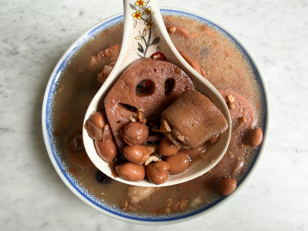 The soup is filled with pig’s tail that is cooked to a soft consistency, fragrant Vietnamese peanuts and lotus root. — Picture by Lee Khang Yi