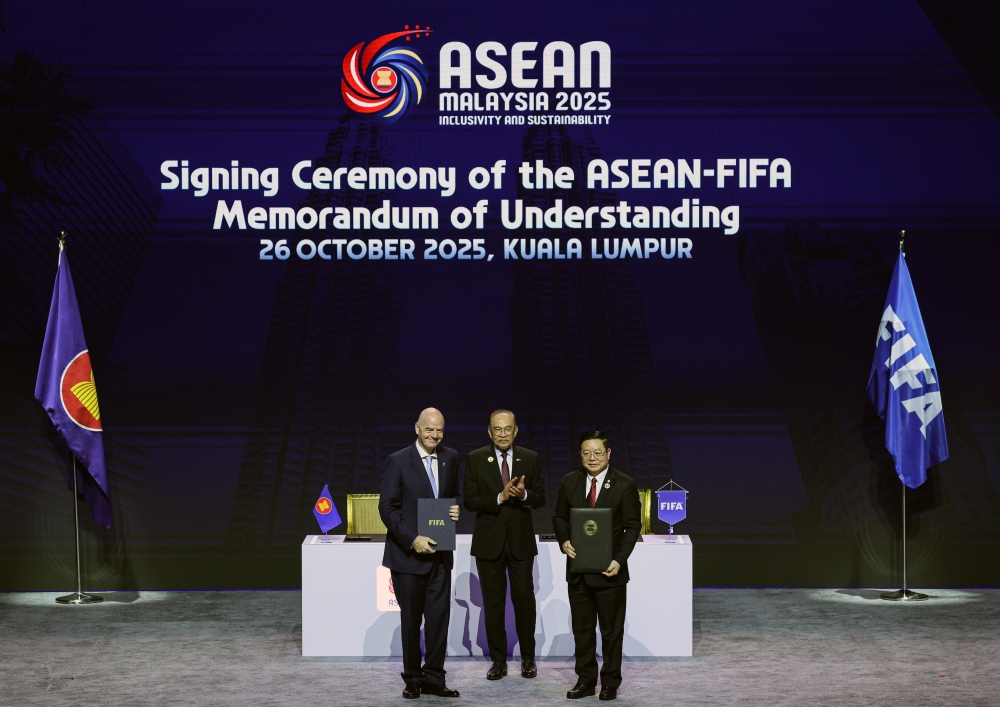 Prime Minister Datuk Seri Anwar Ibrahim witnesses the signing of the Asean-Fifa Memorandum of Understanding between Asean Secretary-General Dr Kao Kim Hourn and Fida President Gianni Infantino on the sidelines of the 47th Asean Summit and Related Summits at the Kuala Lumpur Convention Centre (KLCC) yesterday. — Bernama pic