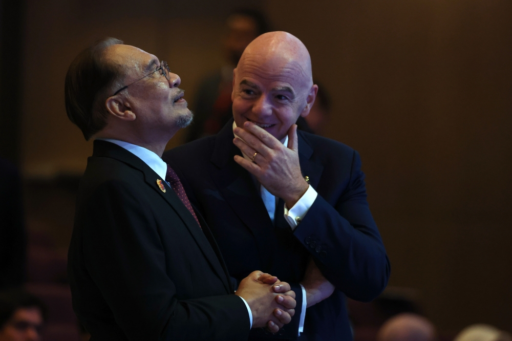 Prime Minister Datuk Seri Anwar Ibrahim shares a cheerful moment with Fifa President Gianni Infantino during the signing ceremony of the Asean-Fifa Memorandum of Understanding,on sidelines of the 47th Asean Summit and Related Summits at the Kuala Lumpur Convention Centre (KLCC) yesterdau. — Bernama pic