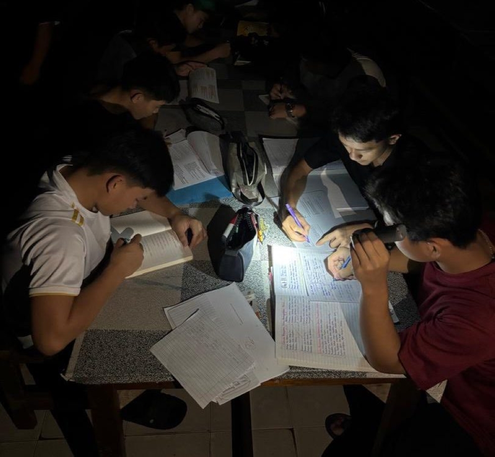 SPM candidates study with a torchlight after the school’s generator broke down. – Photo via Facebook/Dennis Ngau