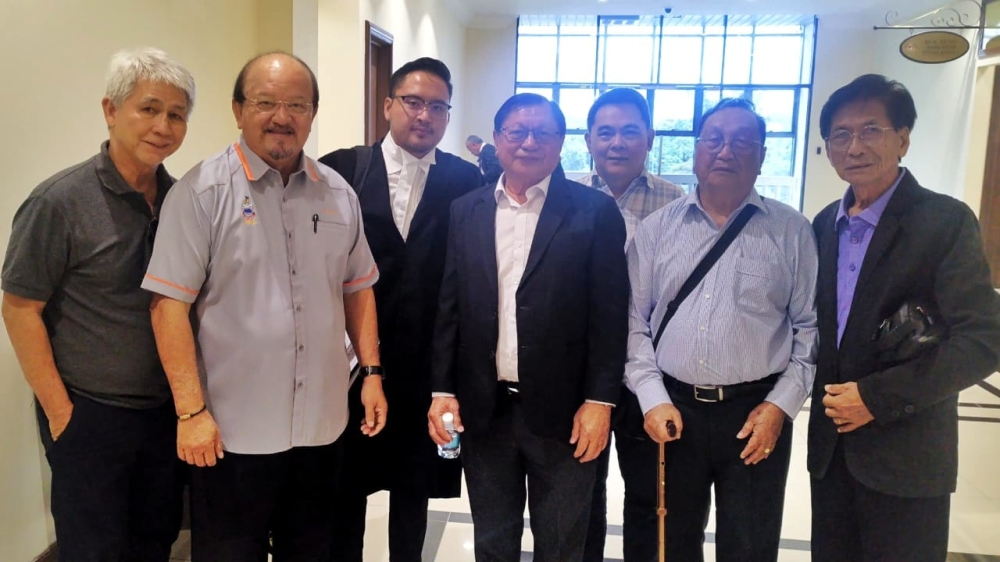 Datuk Claudius Roman (centre) with Majinbon (third from left).