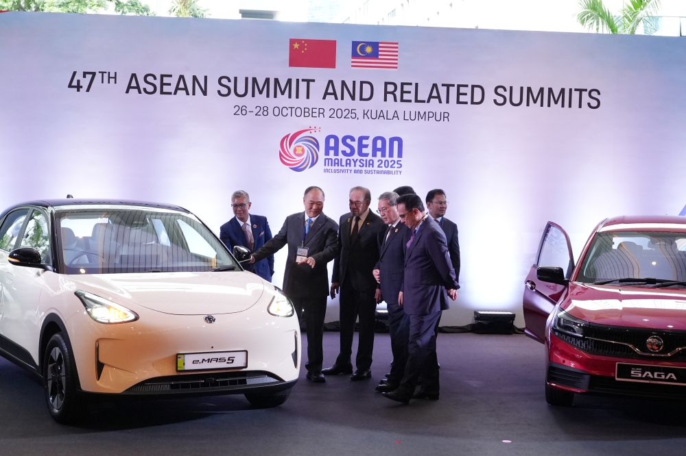 Chinese Premier Li Qiang and Prime Minister Datuk Seri Anwar Ibrahim inspect the Proton e.MAS 5 at the Asean Summit showcase. — Picture courtesy of Proton Chinese Premier Li Qiang and Prime Minister Datuk Seri Anwar Ibrahim inspect the Proton e.MAS 5 at the Asean Summit showcase. — Picture courtesy of Proton