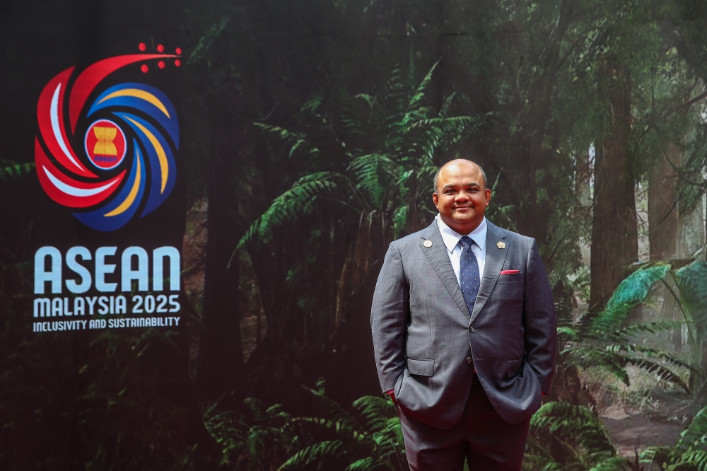 Raja Saifful Ridzuwan Raja Kamaruddin posing in front of the LED panels displaying vivid scenes of a tropical rainforest. — Picture by Yusof Isa
