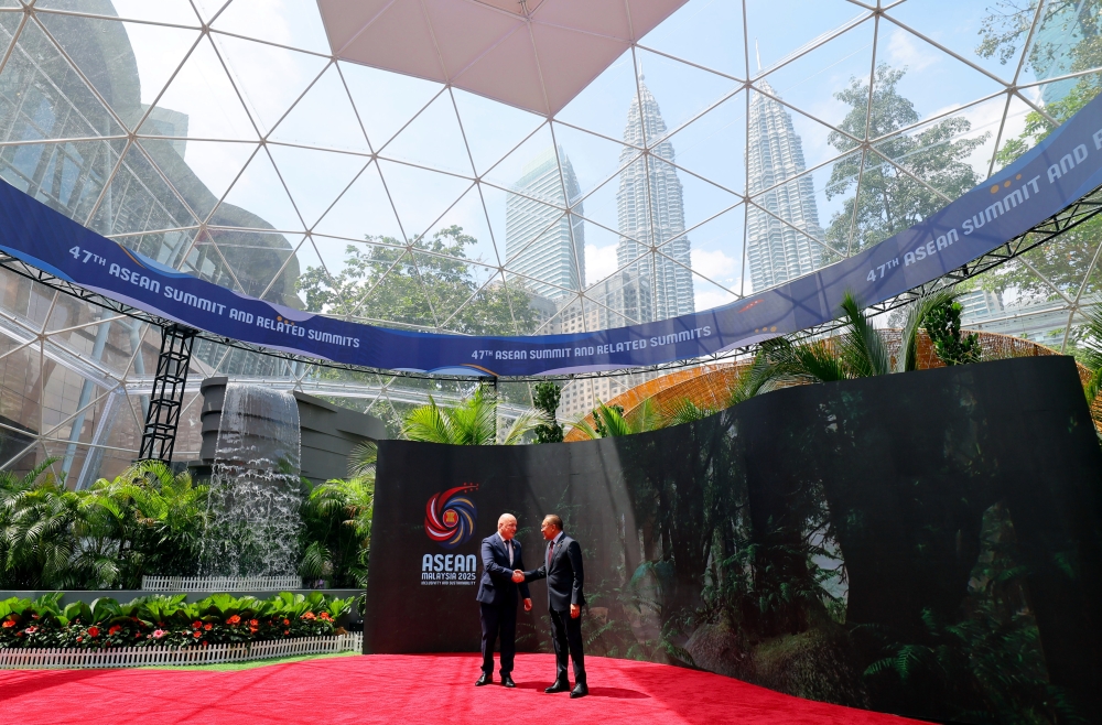 Prime Minister Datuk Seri Anwar Ibrahim welcomes New Zealand Prime Minister Christopher Luxon in the dome at the Kuala Lumpur Convention Centre. — Picture by Bernama