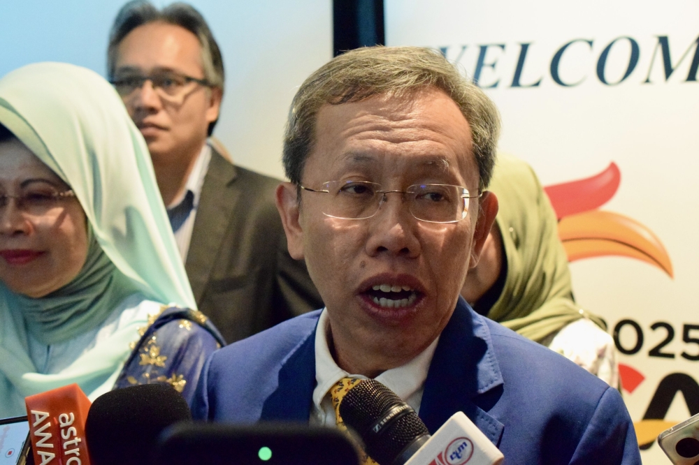 Dr Sim urged Stampin MP Chong Chieng Jen to ‘do his homework’ on the costs and realities of running state-owned private hospitals after Chong proposed facilities that would charge public hospital rates for Sarawakians. — The Borneo Post pic