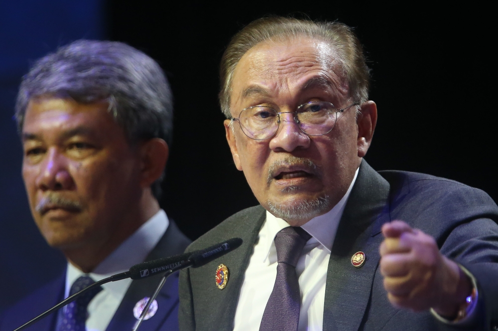 Prime Minister Datuk Seri Anwar Ibrahim is seen with Foreign Minister Datuk Seri Mohamad Hasan during the closing ceremony of the 47th Asean Summit and Related Summits. — Picture by Yusof Isa