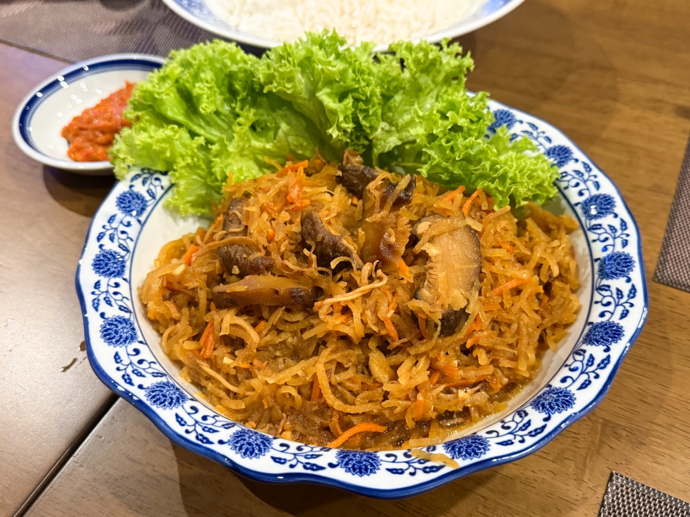 This version of Jiu Hu Char is more crunchy and best eaten with the all-important Sambal Belacan — Picture by Lee Khang Yi