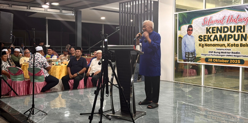 Bung Moktar addresses villagers at the ‘Kenduri Sekampung’. — The Borneo Post pic