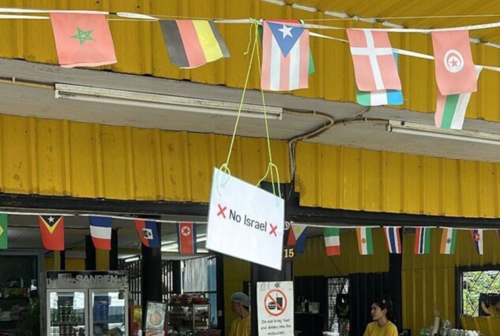 A restaurant in Koh Phangan, Thailand, posts a sign prohibiting entry to Israelis. — Picture from social media 
