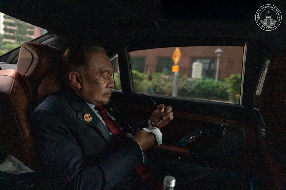 One dot, one moment: Anwar’s quiet photo wins hearts after Asean Summit