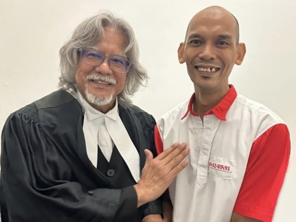 Ahmad Rizal (right) smiles beside his counsel, Datuk Ram Singh, after the Federal Court allowed his appeal on Wednesday. — Daily Express pic