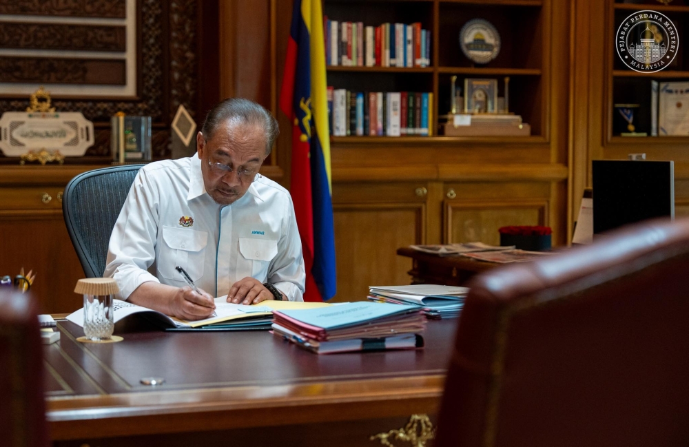 Prime Minister Datuk Seri Anwar Ibrahim has resumed work in Putrajaya after chairing the 47th Asean Summit, drawing praise from Malaysians and foreign users for his dedication and leadership. — Picture via Facebook/Anwar Ibrahim
