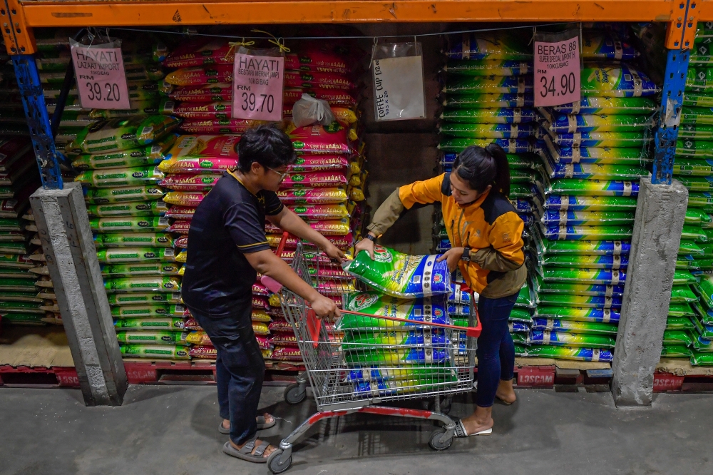 The Agriculture and Food Security Ministry said Malaysia’s food reserves — including more than 200 million metric tonnes of rice — are enough to last up to seven months as states brace for monsoon floods. — Bernama pic