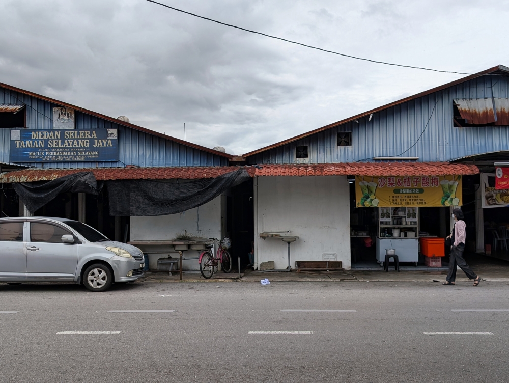 Rong Shu Xia Noodle House is located in the row of stalls on the right entrance of the Medan Selera. — Picture by Ethan Lau