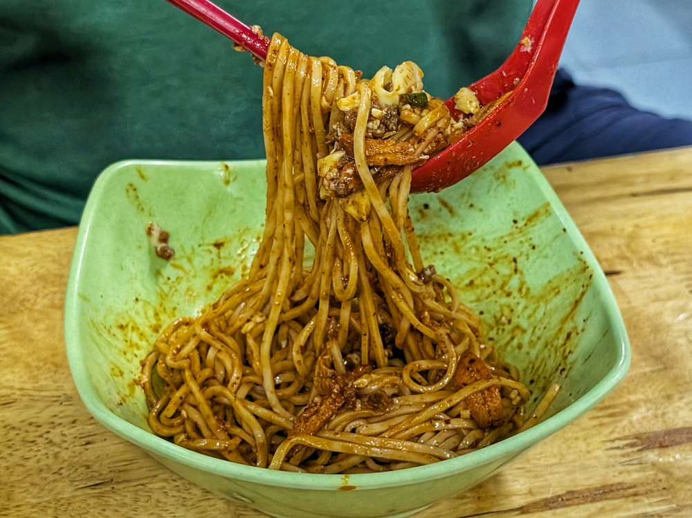 The ‘dry spicy ban mian’ is also popular at Rong Shu Xia Noodle House. — Picture by Ethan Lau
