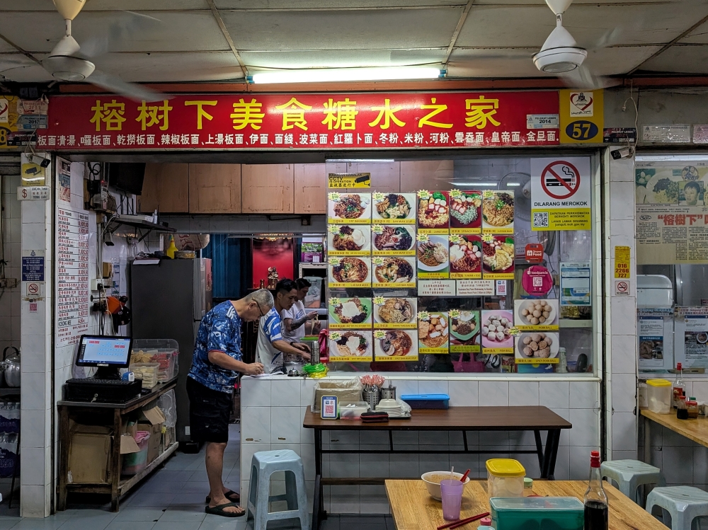 Rong Shu Xia translates to ‘beneath the banyan tree’, but it is housed in a stall in Medan Selera Selayang Jaya. — Picture by Ethan Lau