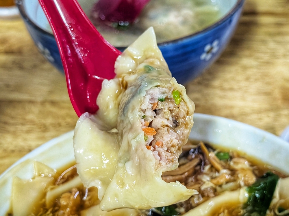 The ‘sui kow’ are also made from scratch here. — Picture by Ethan Lau