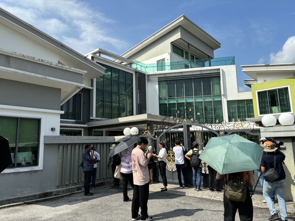 Media personnel gather outside Datuk Seri Vida’s home in Meru Heights, Ipoh, Perak, on Oct 30, 2025. — Picture by John Bunyan