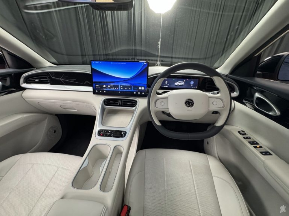 Inside, a 14.6-inch HD infotainment display and Alabaster White trim give the e.MAS 5’s cabin a clean, modern vibe. — SoyaCincau pic