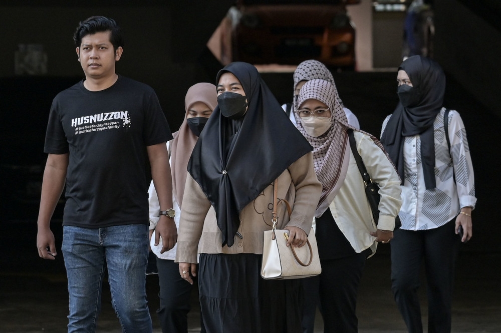 Ismanira Abdul Manaf (right) with her husband Zaim Ikhwan Zahari at the Petaling Jaya Court Complex, October 31, 2025. — Bernama pic 