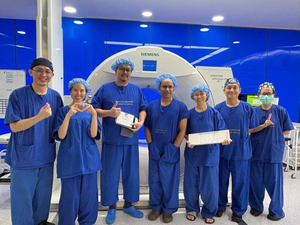 The multidisciplinary team involved in the operation. — Picture via Facebook/Dr Sim Kui Hian