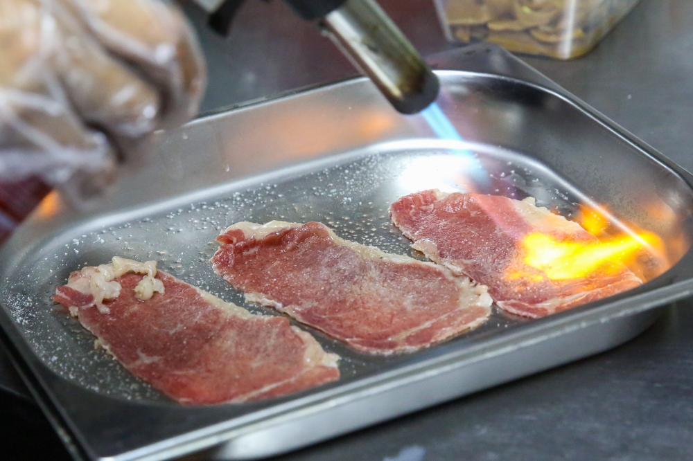 Aside from their signature ‘tori paitan’, Torinana also offers a shoyu ramen with torched slices of beef. — Picture by Choo Choy May