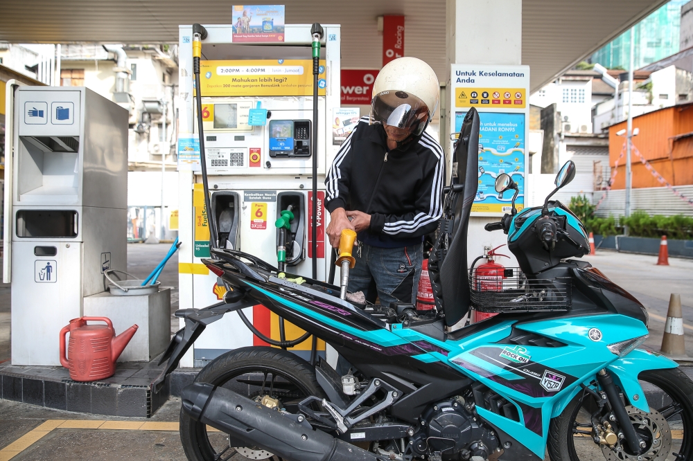 The Finance Ministry said over 13 million Malaysians saved RM800 million in October under the Budi95 fuel subsidy. — Picture by Yusof Isa