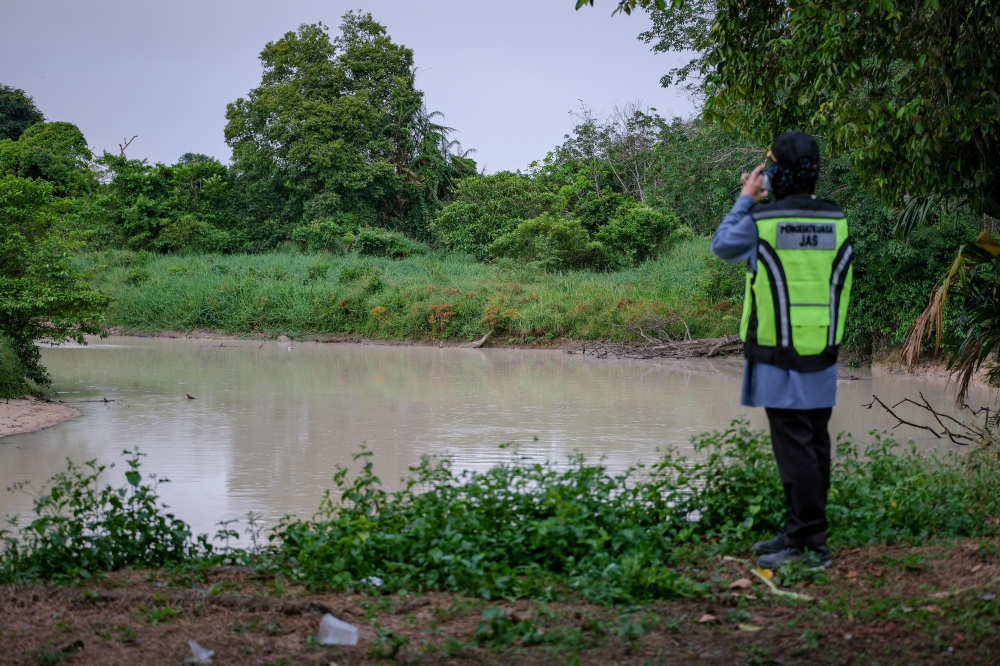 Sungai Sayong in Ulu Sungai Johor, Kota Tinggi, remains murky due to pollution on November 2, 2025. — Bernama pic